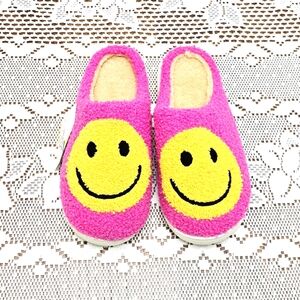 NWT Plush Slippers Happy Smiley Face S 5 6 Pink Yellow 90s Lounge House Shoes